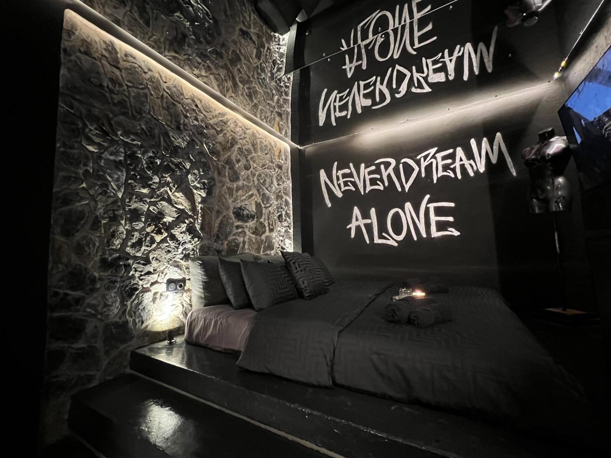 Doormat#13 Black Mirror Salonicco Esterno foto